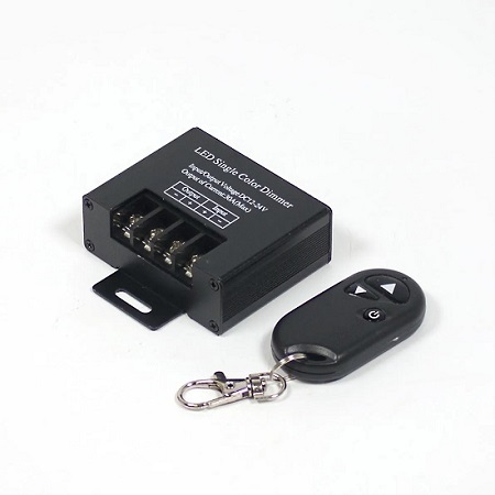 Диммер с управлением от кнопочного пульта. Пульт RF 3 кнопки. Рабочее напряжение DC12-24V. Номинальный выходной ток 30A. Очень допустимая выходная мощность 360W(12V), 720W(24V) Диммер RF 30A P814, 12-24V 30A 360-720W, с брелком